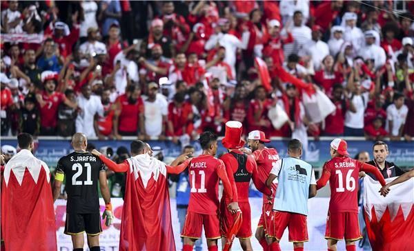 لاعبو المنتخب البحريني يشكرون الجمهور