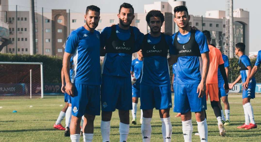 أحمد علي مع لاعبي بيراميدز