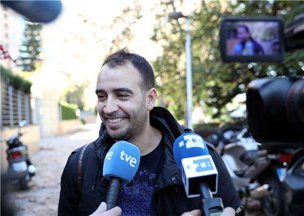 أحد اللاعبين المتهمين بعد خروجه من المحكمة