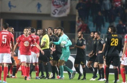 اعتراض لاعبي الأهلي على الحكم