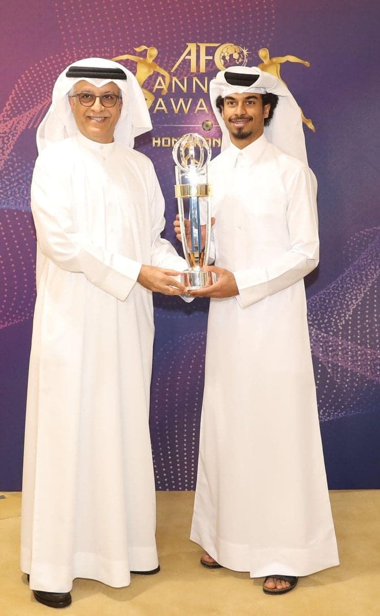 الشيخ سلمان يسلم عفيف جائزته