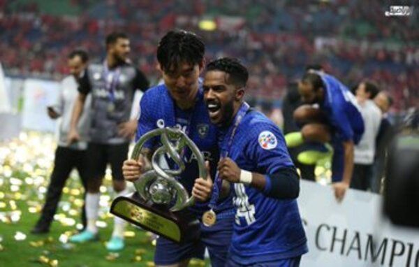 نواف العابد يحمل كأس آسيا