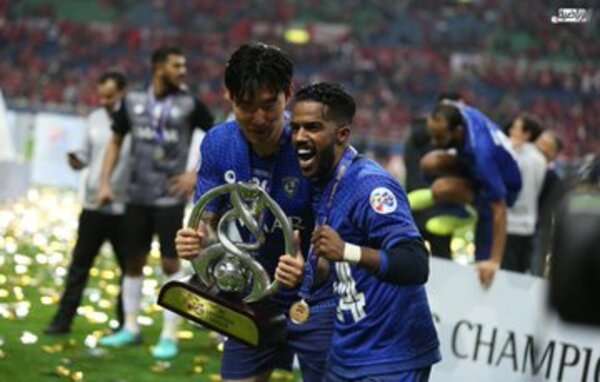 نواف العابد يحمل كأس آسيا