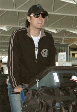 توليو تاناكا في مطار ناريتا قبل السفر إلى البرازيل