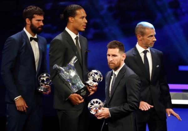 فان دايك متوجا كأفضل لاعب أوروبي تحت أعين ميسي