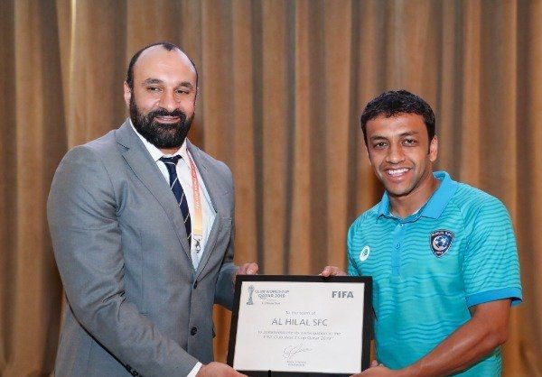 الشلهوب يتسلم شهادة تكريم الفيفا