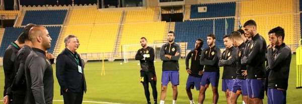 حمدي المدب يجتمع باللاعبين