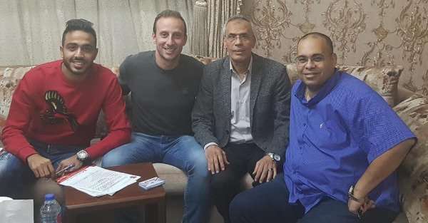 كهربا أثناء التوقيع للأهلي