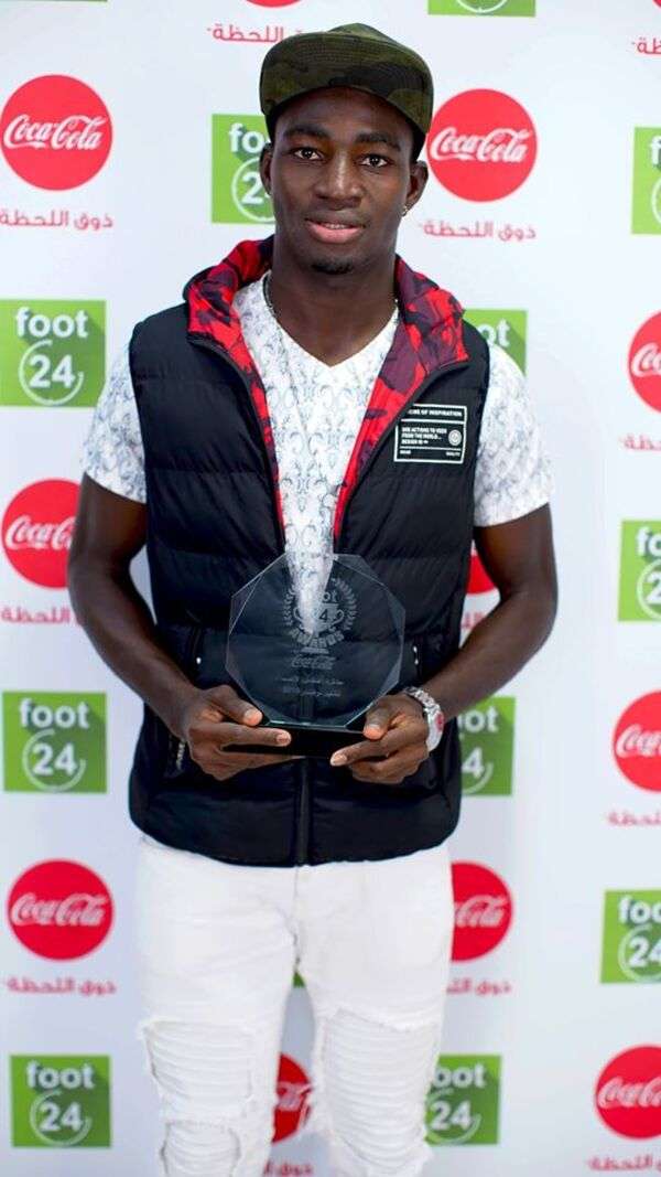  باسيرو بعد تسلم الجائزة