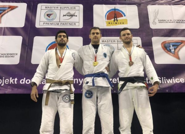 الخزاعي فوق منصة التتويج