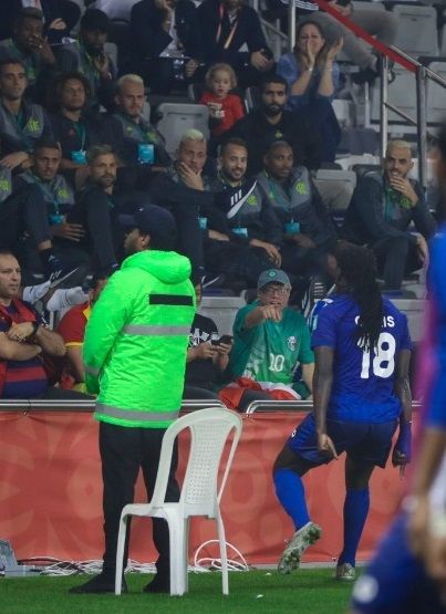 جوميز يحتفل بهدفه أمام لاعبي فلامنجو