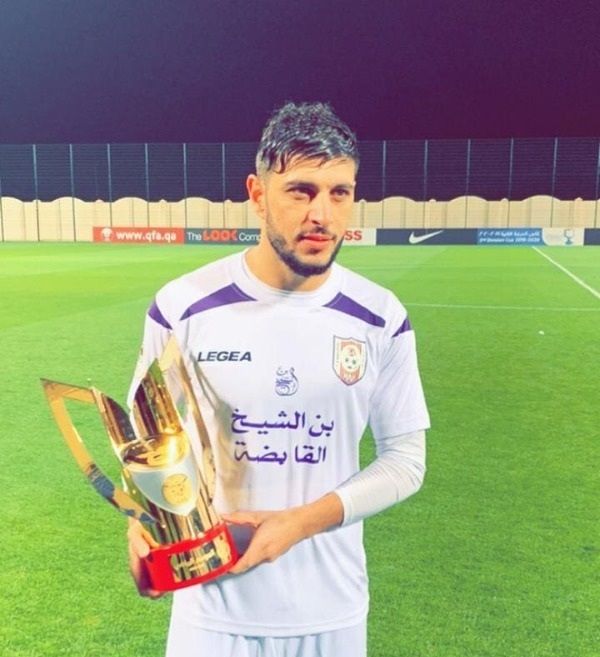 أبو زريق فرحا بالكأس