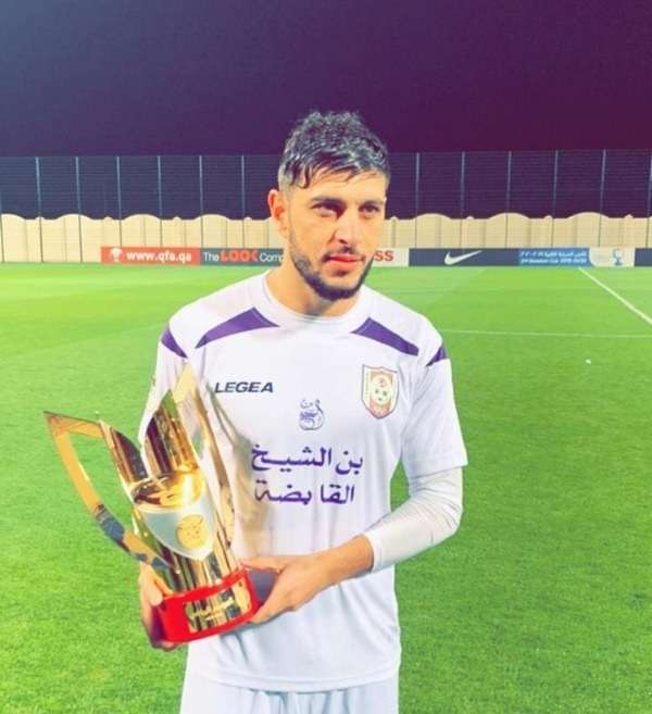 أبو زريق فرحا بالكأس