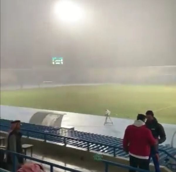 الأمطار تغرق الملعب