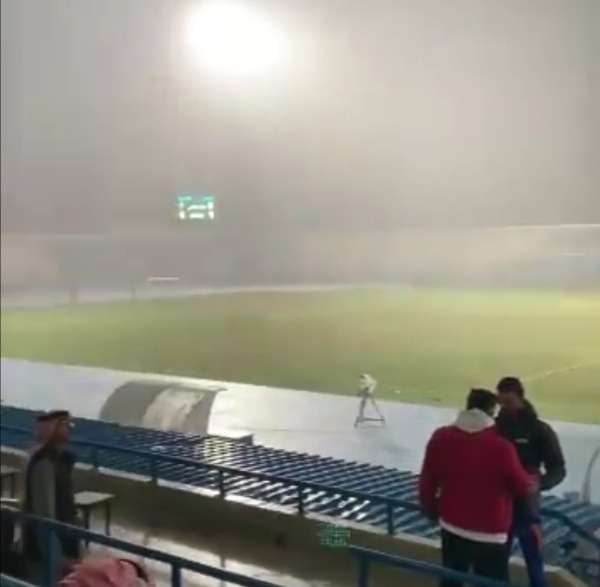 الأمطار تغرق الملعب