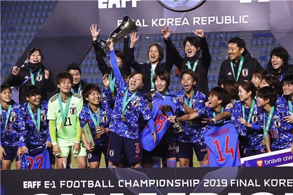 لاعبات اليابان مع كأس شرق آسيا 2019