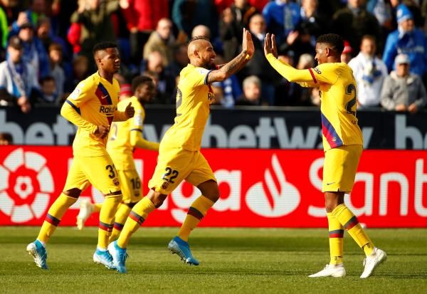 فيدال مع لاعبي برشلونة