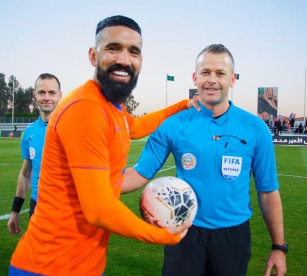 فرنانديز مع كرة المباراة