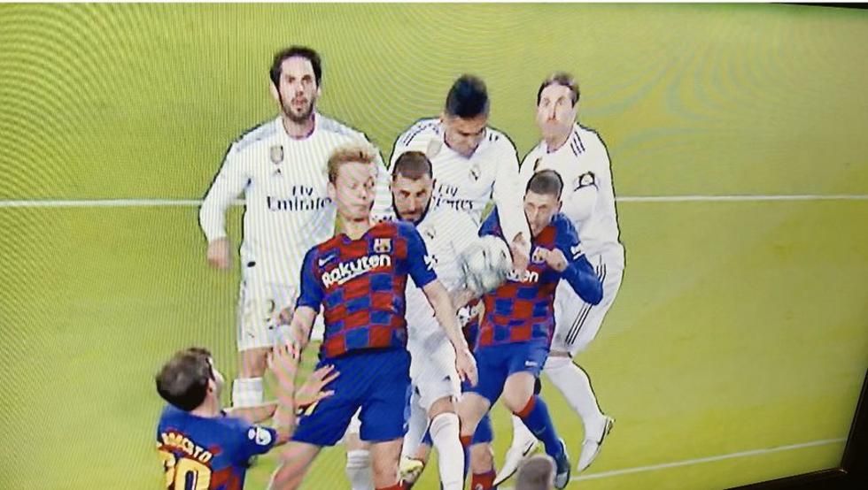 img_xmunoz_20191220-113458_imagenes_md_terceros_mano_benzema-kA7C-U472367211309e4D-980x554@MundoDeportivo-Web