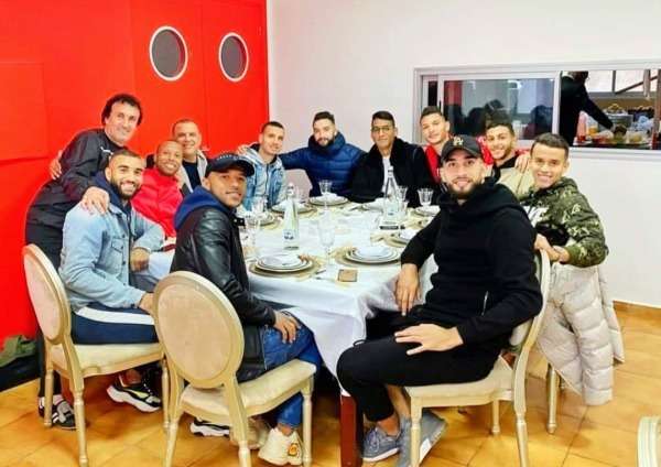 لاعبو الوداد في مأدبة العشاء