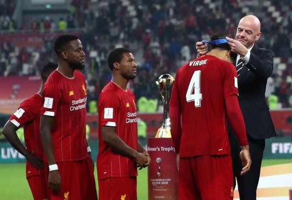 لحظة تسليم فان دايك الميدالية الذهبية