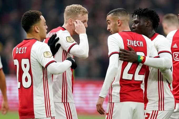 زياش مع لاعبي أياكس