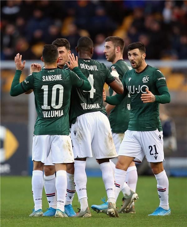 فرحة لاعبي بولونيا 