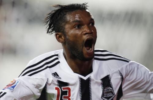 مبينزا يحتفل بعد تسجيله لهدف الفوز