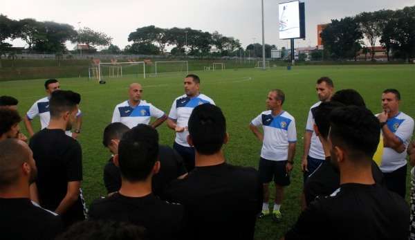 عبد القادر يتحدث للاعبين في تدريب اليوم