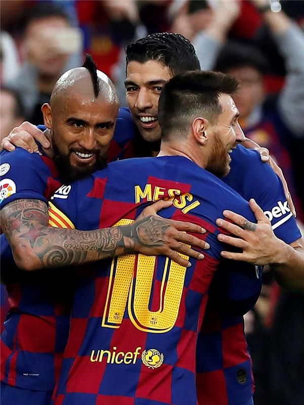 فيدال مع لاعبي برشلونة 