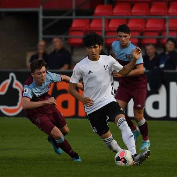 التايلاندي بين ديفيس مع فولهام الانجليزي