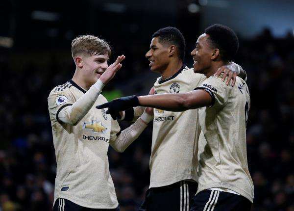 مارسيال يحتفل بهدفه