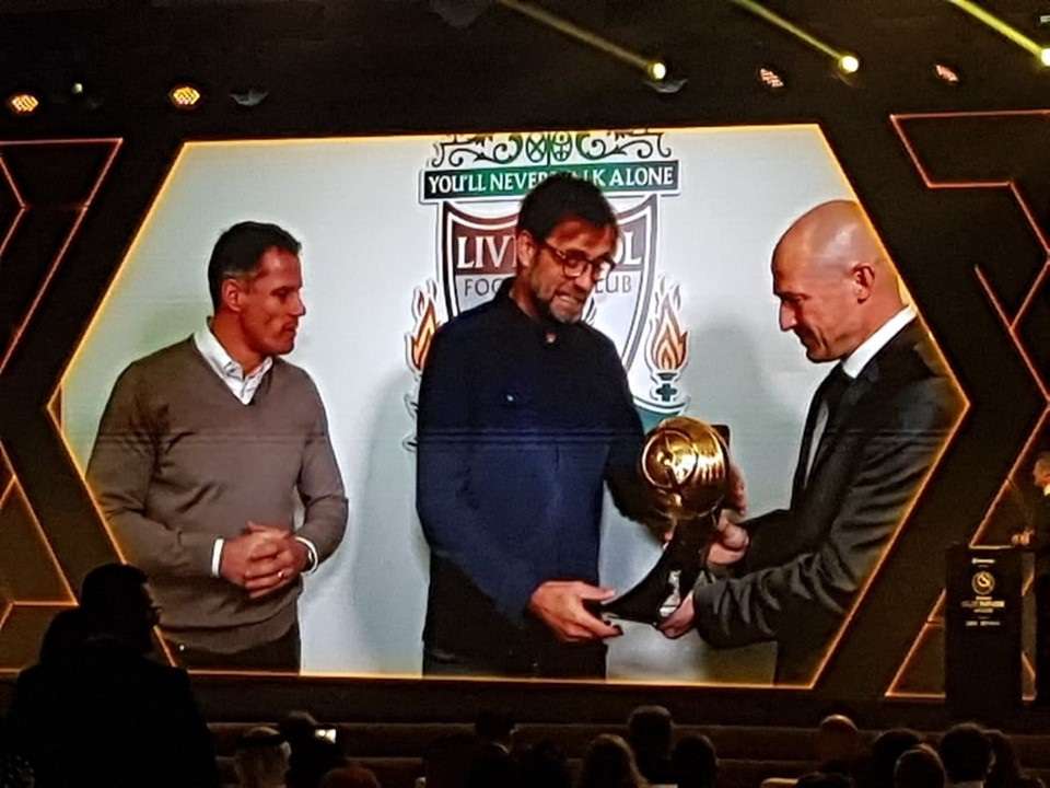 كلوب يتسلم الجائزة