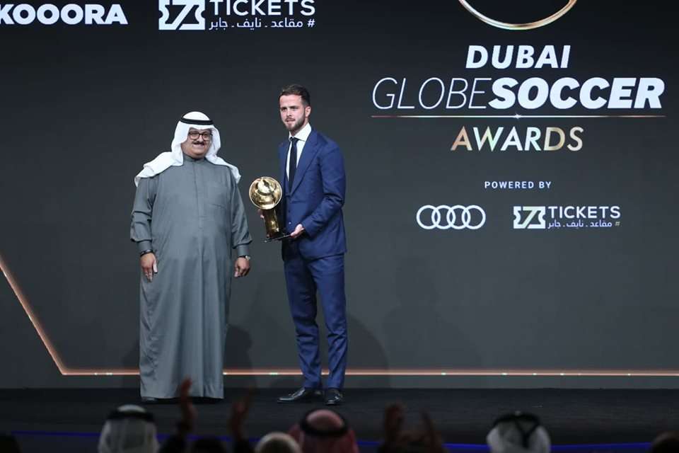 الدوسري يسلم الجائزة لبيانيتش