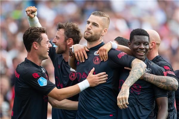 راجنر أتشي مع لاعبي سبارتا روتردام