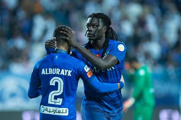 جوميز..نجم المباراة يتلقى التهنئة بأحد أهداف الهاتريك