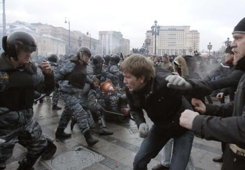 2010-12-11t161803z_01_den15_rtridsp_3_russia-football-spartak-clash_reuters