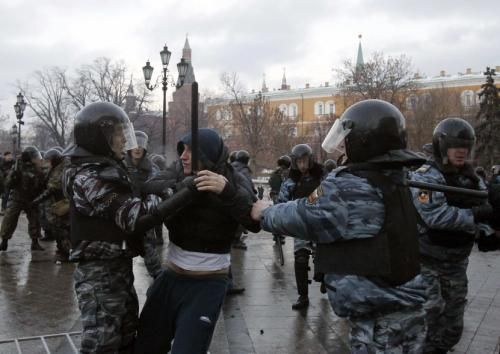 2010-12-11t161052z_01_den20_rtridsp_3_russia-football-spartak-clash_reuters