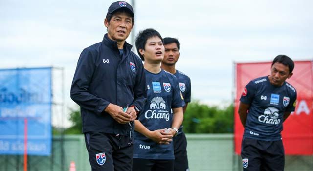 الياباني نيشينو مع لاعبي تايلاند