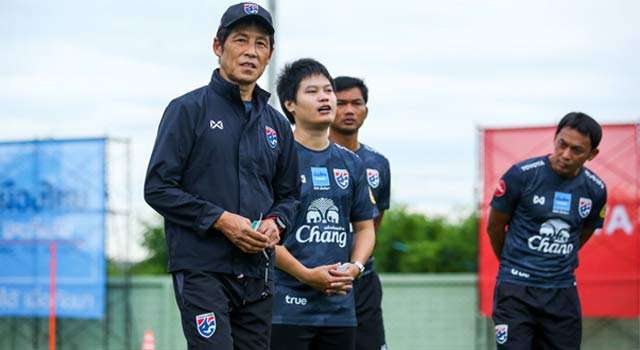 الياباني نيشينو مع لاعبي تايلاند