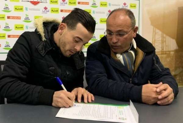 قنديل خلال توقيعه على المخالصة المالية