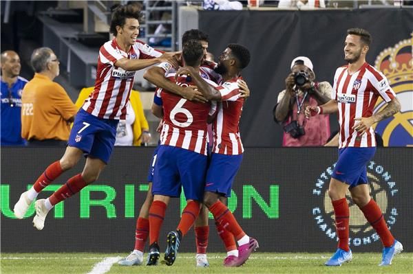 ليمار مع لاعبي أتلتيكو مدريد