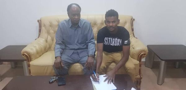 بشة الصغير يوقع