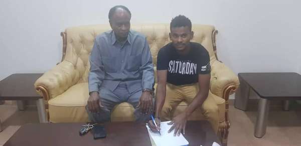 بشة الصغير يوقع