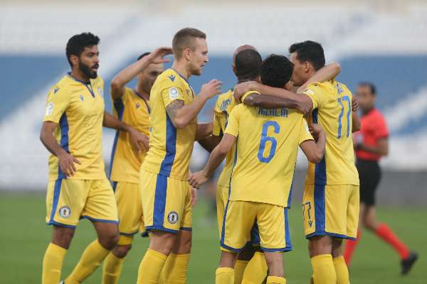 لاعبو الخور يحتلفون بهدف هلال محمد