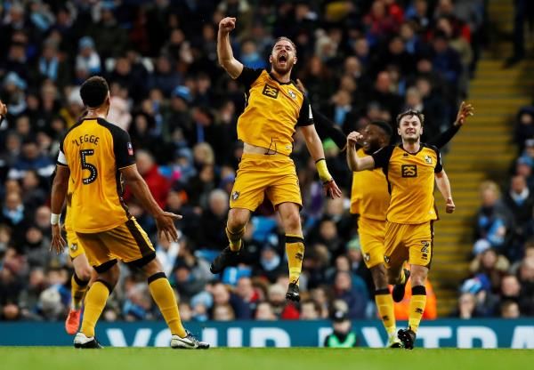 بوب يحتفل بالهدف