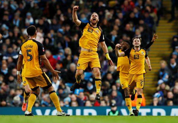 بوب يحتفل بالهدف