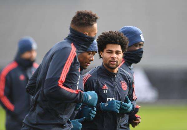 سيرجي جنابري مع لاعبي بايرن ميونخ