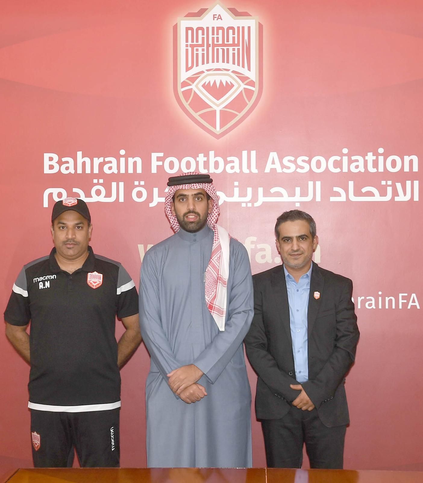 المدربان عادل النعيمي وعادل كرامي رفقة الشيخ خالد بن سلمان