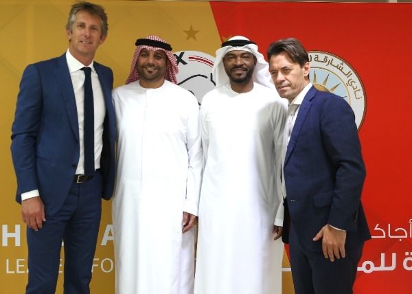 جانب من التوقيع